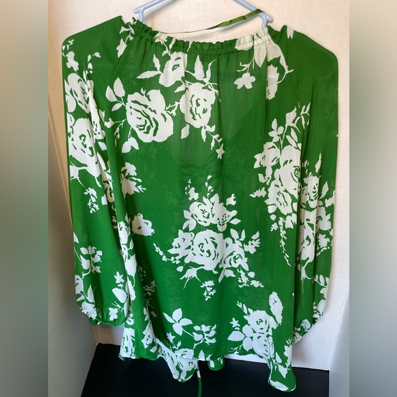 Green with white flower print  loose, comfortable tie front tunic top - Picture 2 of 6